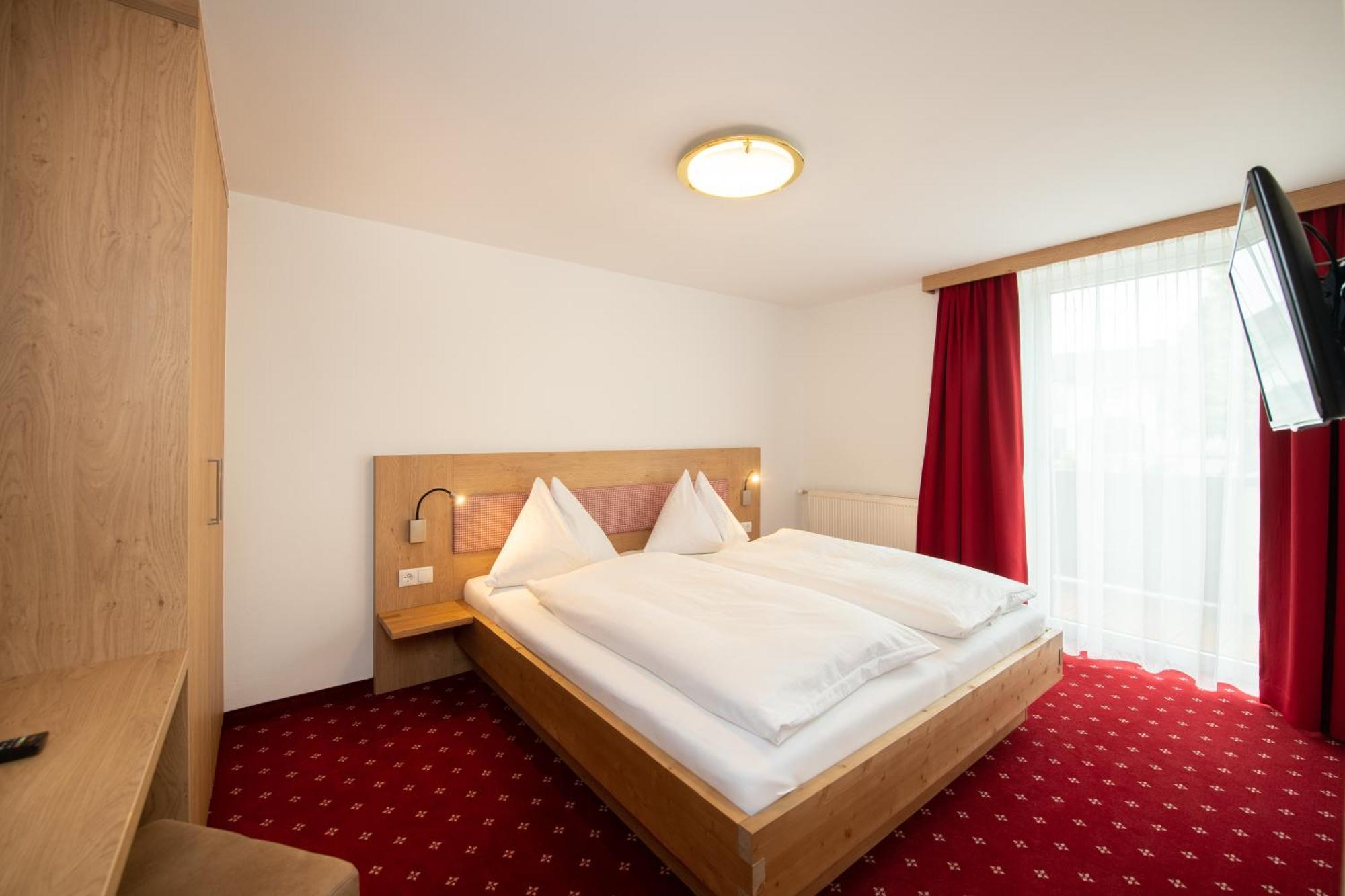 Hotel Gasthof Kroell - Inkl Nationalpark-Karte, 1 X Grossglockner Hochalpenstrasse Kostenlos, 1X Gerlos Alpenstrasse Kostenlos, Krimmler Wasserfaelle Kostenlos, Verschiedene Bergbahnen Kostenlos, Badesee Kostenlos, Bus & Zug Kostenlos, Genusskueche, Нидернзилль Экстерьер фото