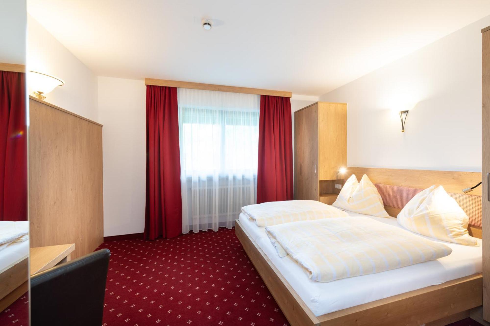 Hotel Gasthof Kroell - Inkl Nationalpark-Karte, 1 X Grossglockner Hochalpenstrasse Kostenlos, 1X Gerlos Alpenstrasse Kostenlos, Krimmler Wasserfaelle Kostenlos, Verschiedene Bergbahnen Kostenlos, Badesee Kostenlos, Bus & Zug Kostenlos, Genusskueche, Нидернзилль Экстерьер фото