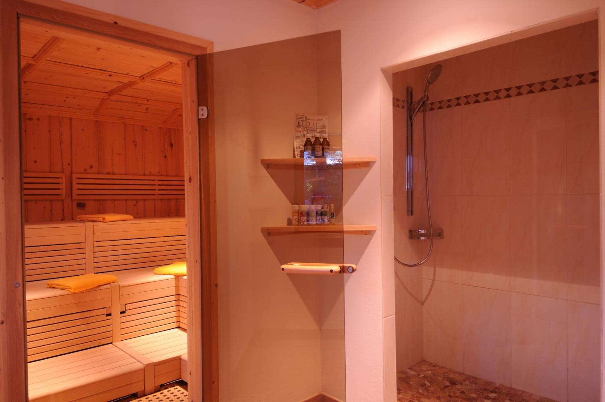 Hotel Gasthof Kroell - Inkl Nationalpark-Karte, 1 X Grossglockner Hochalpenstrasse Kostenlos, 1X Gerlos Alpenstrasse Kostenlos, Krimmler Wasserfaelle Kostenlos, Verschiedene Bergbahnen Kostenlos, Badesee Kostenlos, Bus & Zug Kostenlos, Genusskueche, Нидернзилль Экстерьер фото